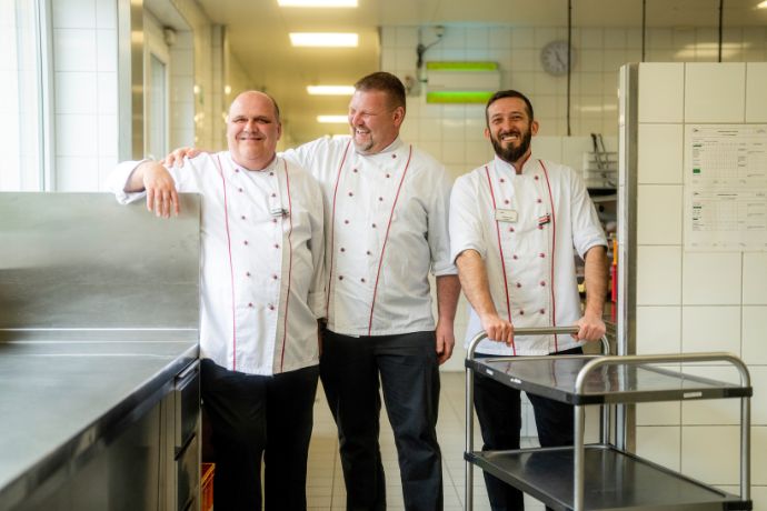 Drei Köche in der Küche der AWO Pfalz