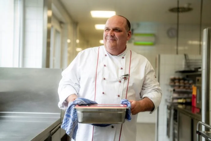 Koch in der Küche der AWO Pfalz