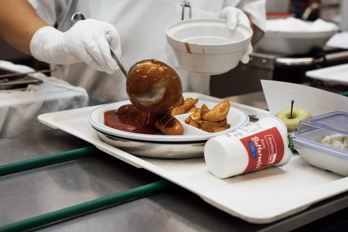 Mahlzeitvorbereitung auf dem Tablett in der Krankenhausküche