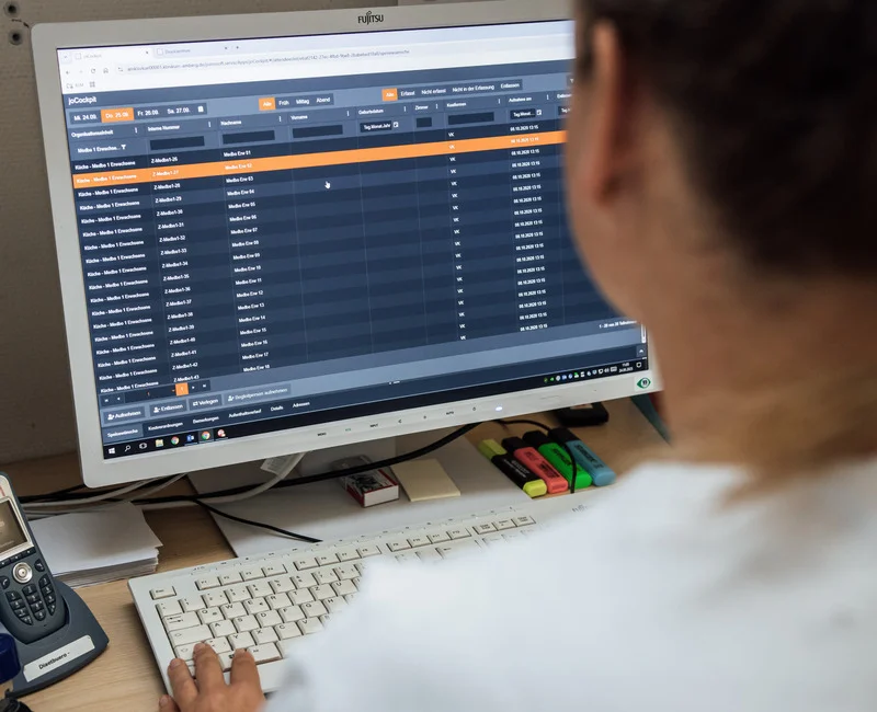 Diätassistentin arbeitet mit JOMOsoft am Computer